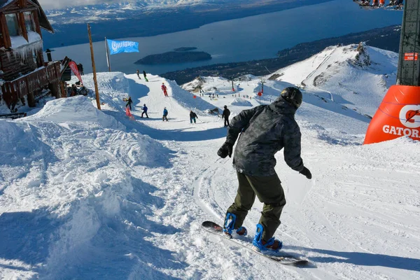 Arjantin 'in Bariloche kentindeki Cerro Katedrali' nde güzel bir turist manzarası. 