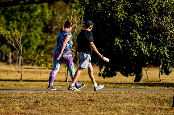 Mensen Die Rusten Het Stadspark Brazilië — Stockfoto