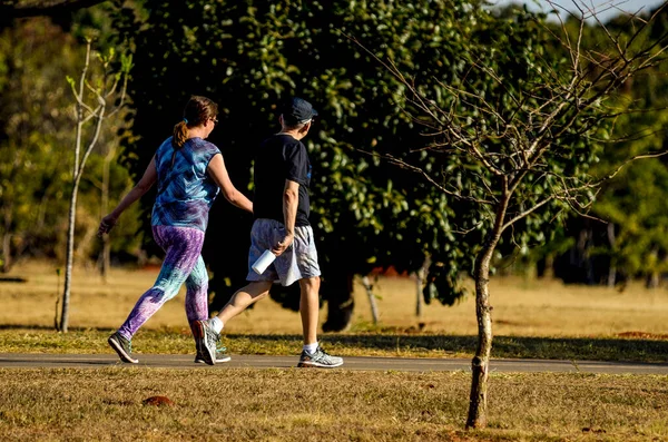 Personnes Reposant Dans Parc Ville Brésil — Photo