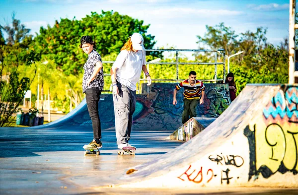 Emberek Gördeszkázás Brasilia City Park Brazília — Stock Fotó