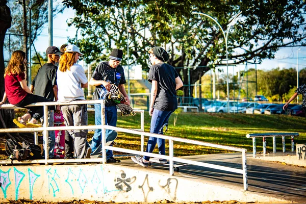 Emberek Gördeszkázás Brasilia City Park Brazília — Stock Fotó