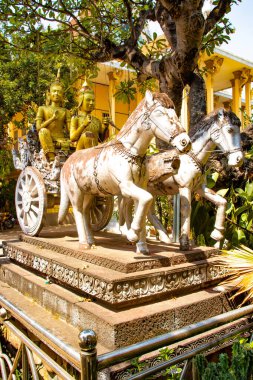 Kamboçya 'daki Phnom Penh Budist tapınağı süslemeleri 