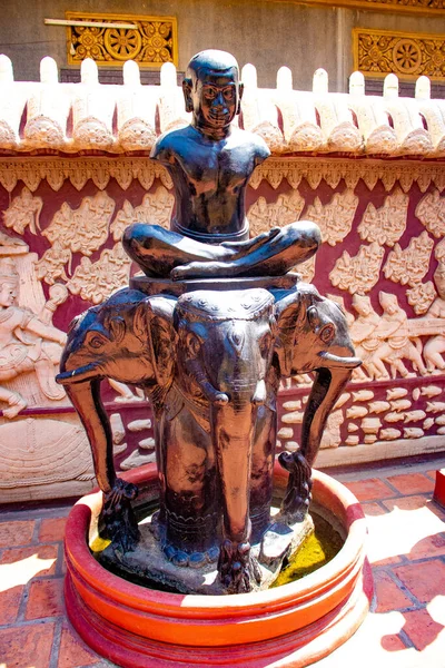 Imagem Close Estátuas Templo Budista Camboja — Fotografia de Stock