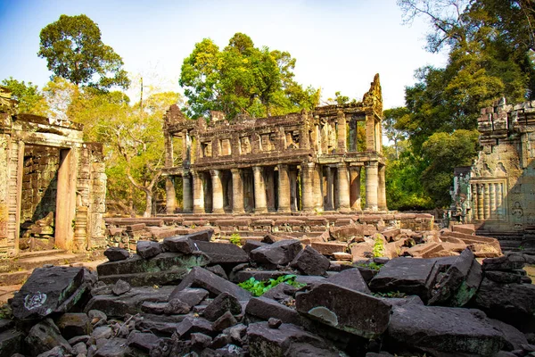 カンボジアの昼間のアンコール古代仏教寺院 — ストック写真