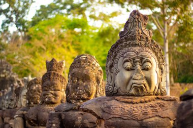 Tapınaktaki taş heykelleri kapatın, Kamboçya 