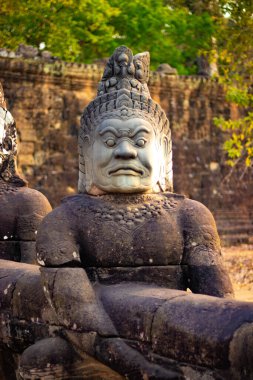 Tapınaktaki taş heykelleri kapatın, Kamboçya 