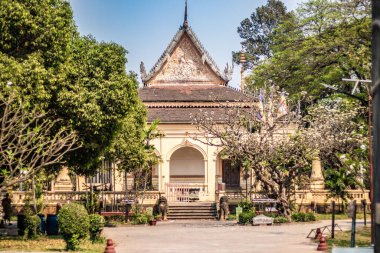 Kamboçyalı Budist tapınak mimarisi ve heykelleri 
