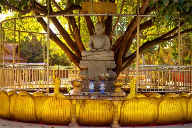 Kamboçyalı Budist tapınak mimarisi ve heykelleri 