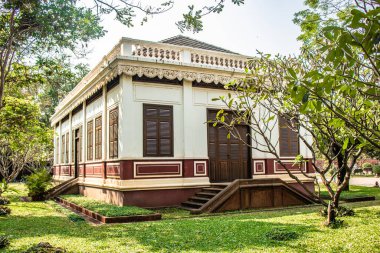 Kamboçyalı Budist tapınak mimarisi ve heykelleri 
