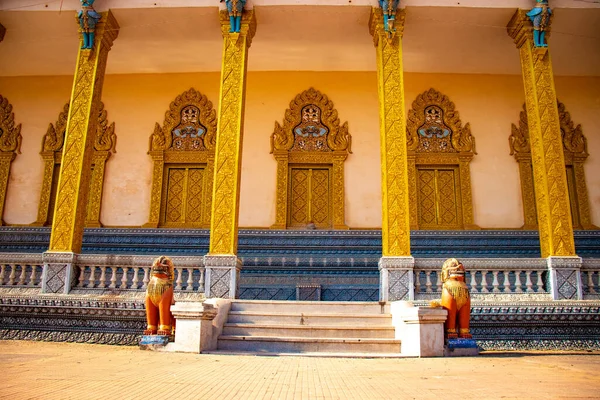 Cambodian Buddhist Temple Architecture Statues — Stock Photo, Image