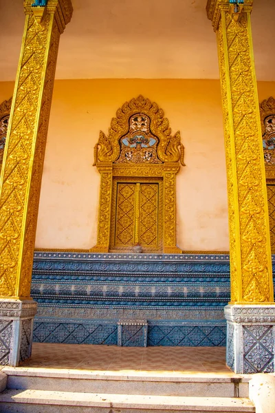 Καμποτζιανή Βουδιστική Αρχιτεκτονική Ναού Και Αγάλματα — Φωτογραφία Αρχείου