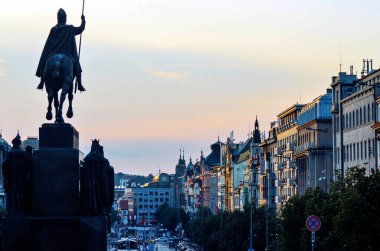 Alacakaranlıkta Prag şehrinin manzarası