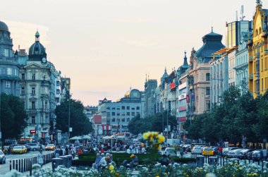 Alacakaranlıkta Prag şehrinin manzarası