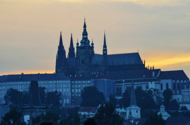 Alacakaranlıkta Prag şehrinin manzarası