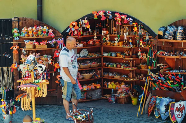 Человек Рынке Чески Крумлов Чешская Республика — стоковое фото