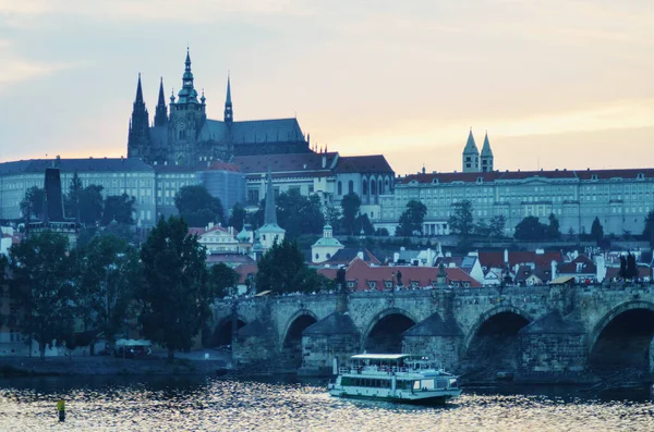 Czech Republic 2015年7月4日プラハ市内の歴史的建造物や彫像の美しい景色 — ストック写真
