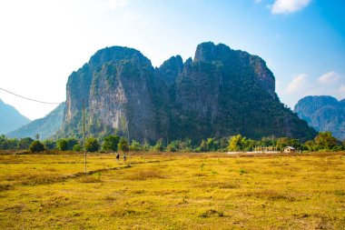 Laos 'ta ineklerle dağlık arazi manzarası 