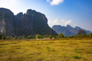 Laos 'ta ineklerle dağlık arazi manzarası 