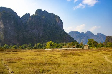 Laos 'ta ineklerle dağlık arazi manzarası 