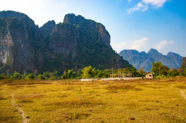 Laos 'ta ineklerle dağlık arazi manzarası 