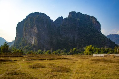 Laos 'ta ineklerle dağlık arazi manzarası 