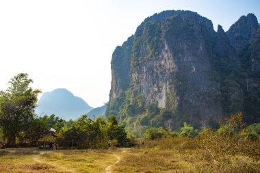Laos 'ta ineklerle dağlık arazi manzarası 