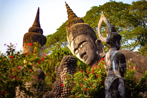 Kivinen Antiikin Patsaita Buddha Park Laos — kuvapankkivalokuva