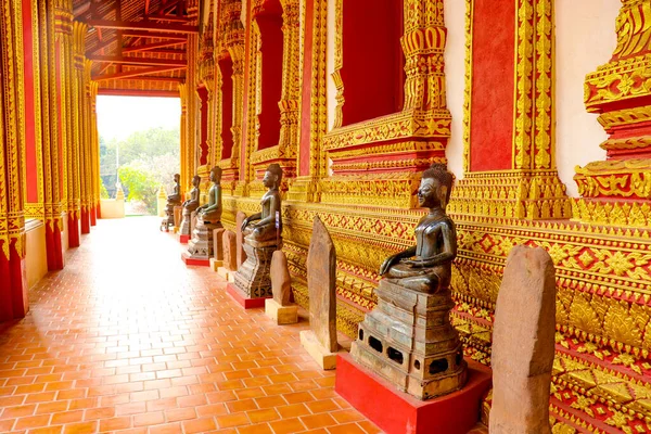 ラオスの仏教寺院にあるアジアの古い建築と像 — ストック写真