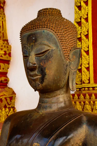 近くで見る仏像 プラKaew寺院 ラオス — ストック写真