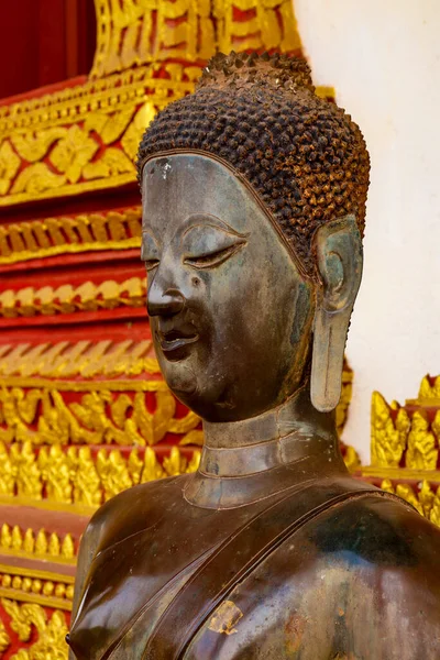 近くで見る仏像 プラKaew寺院 ラオス — ストック写真