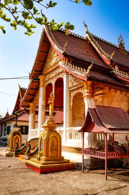 Budist tapınağındaki Asyalı eski mimari ve heykeller, Laos