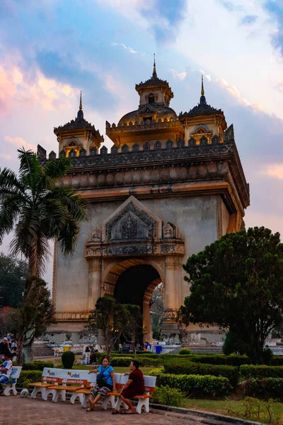 Patuxay Park 'ta mimarlık, Laos