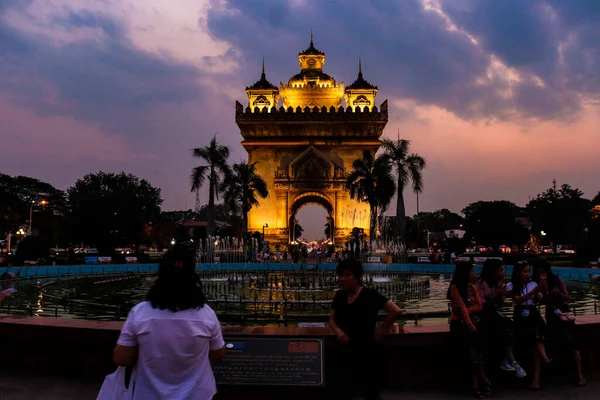 Patuxay Park 'ta akşam vakti, Laos