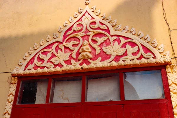 Luang Tapınağında güzel bir Budist mimarisi, Laos