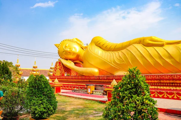 Αφήνοντας Τον Βούδα Στη Βιεντιάν Λάος — Φωτογραφία Αρχείου