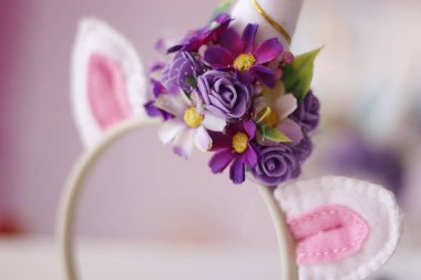 Tek boynuzlu at boynuzu, kulağı ve çiçekli saç halkası.