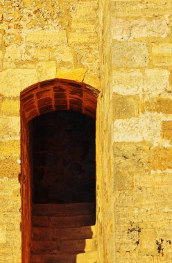 Pencereli eski ahşap kapı