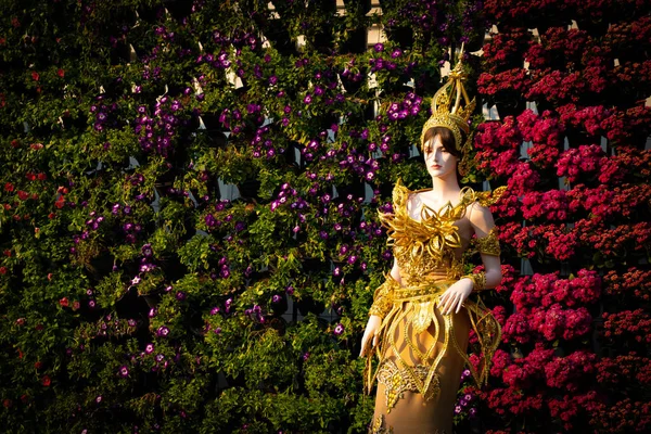 Tayland 'da çiçek festivalinde güzel bir kadın heykeli