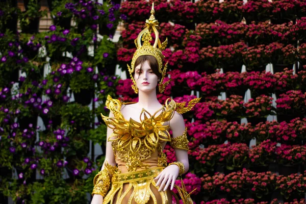 タイの花祭りの女性像 — ストック写真