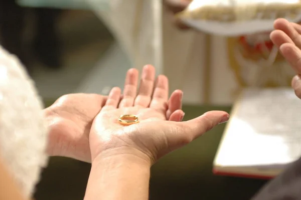 Anillos Boda Con Las Manos Novio —  Fotos de Stock