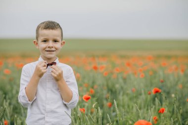 haşhaş alanındaki sevimli küçük çocuk