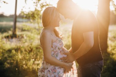 Genç aile bir parkta bir bebek bekliyor