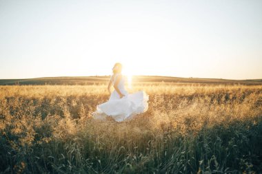 Gelin siluet günbatımı buğday alanında