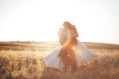 Çift düğün günbatımında Kisses