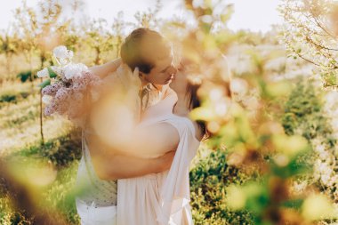 Her iki sahip eğlenceli ve sevgi dolu öpüşme çift karısını veren adam