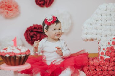 Sevimli küçük kız ilk Doğum günü partisi kutluyor