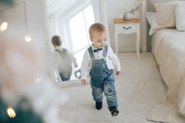 Şık çocuk kot takım elbise ve bir kelebek yeni yıl oda arıyorum