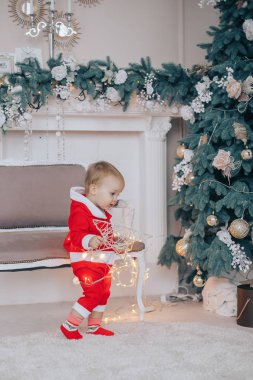 Küçük çocuk Noel ağacı üzerinde kırmızı kazaklı çocuk