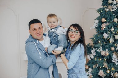 Güzel anne küçük şirin oğulları kollarında tutun. Noel aile fotoğrafı