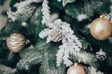 Noel dekorasyon baubles köknar ağacı dalları ile